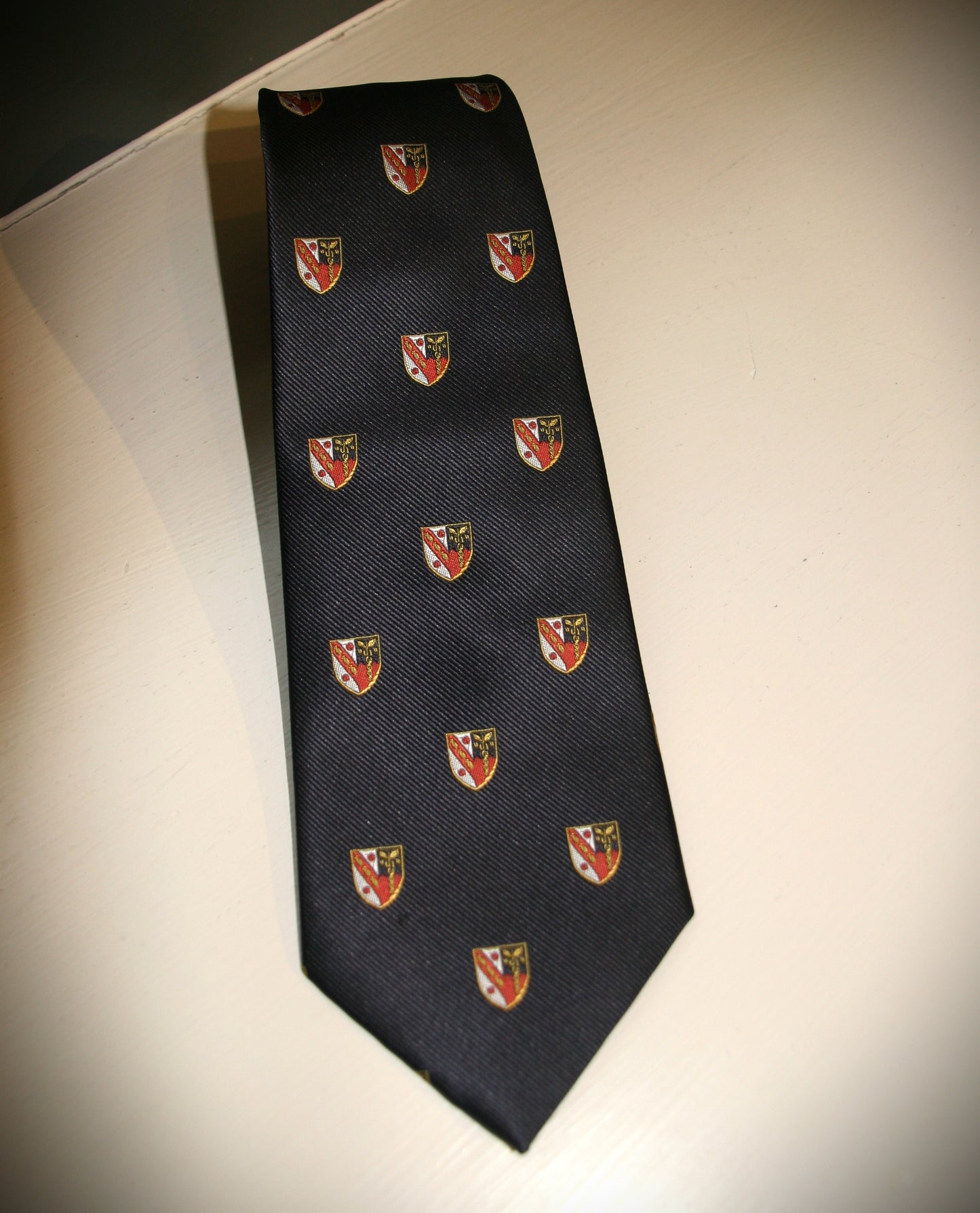 Darwin Crested Tie